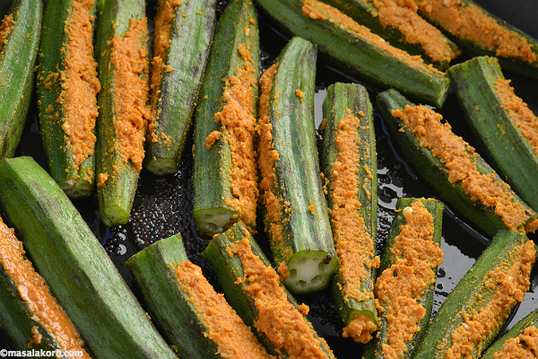 step 4 stuffed Bhindi in a pan