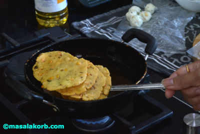 Chakkalu Savoury Rice Crackers golden brown colour step17