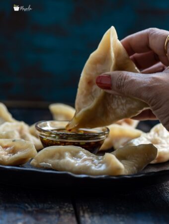 Steamed momos served with a chilli garlic sauce.